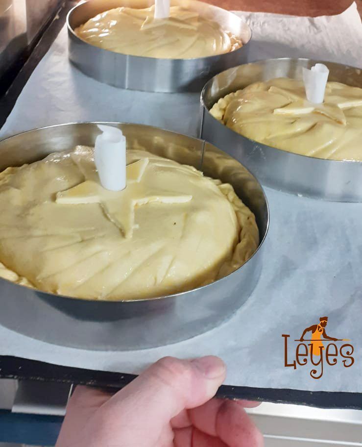 Tourtes en préparation au fournil