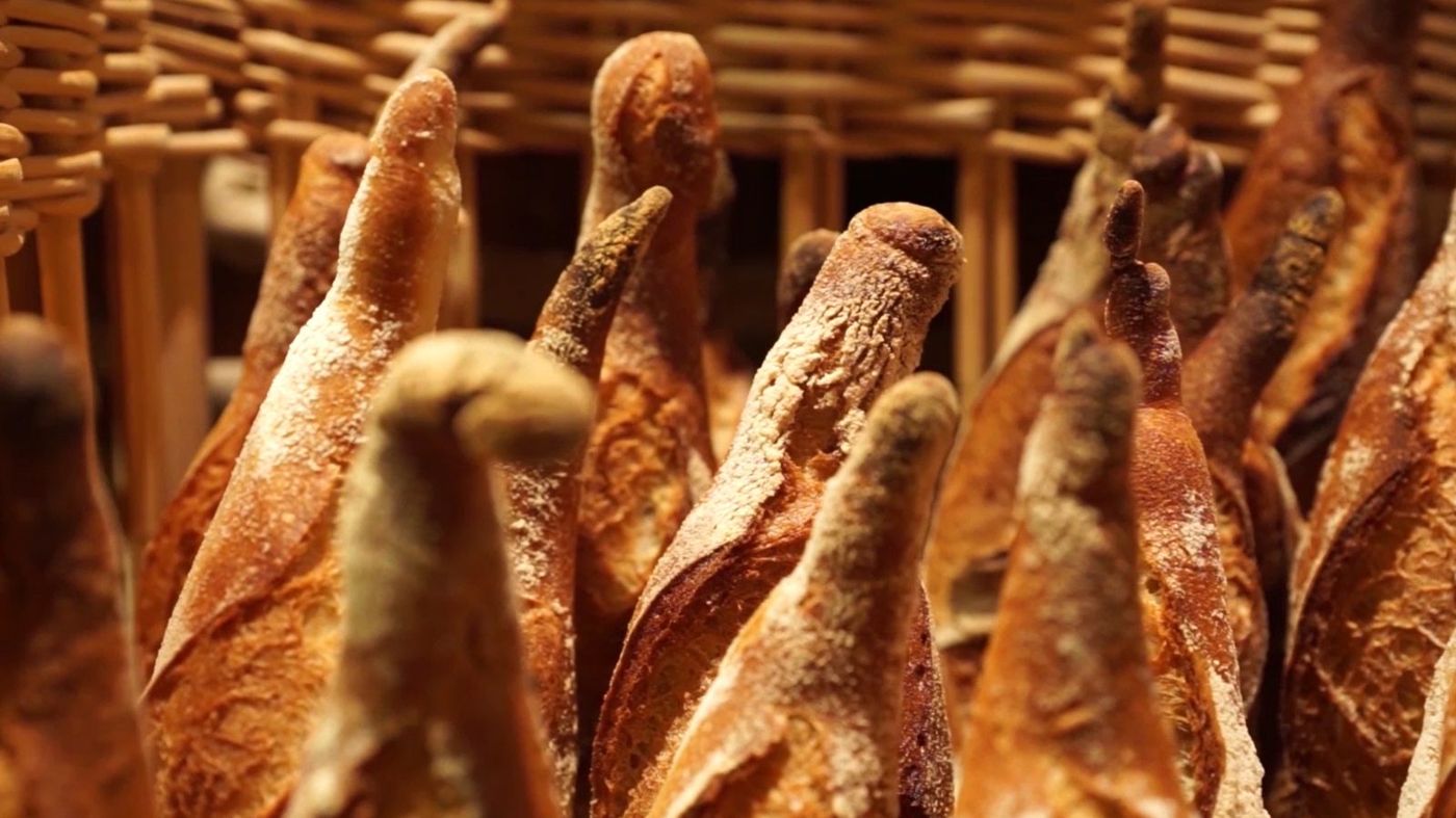 Baguettes dorées dans les corbeilles de la boulangerie Leyes
