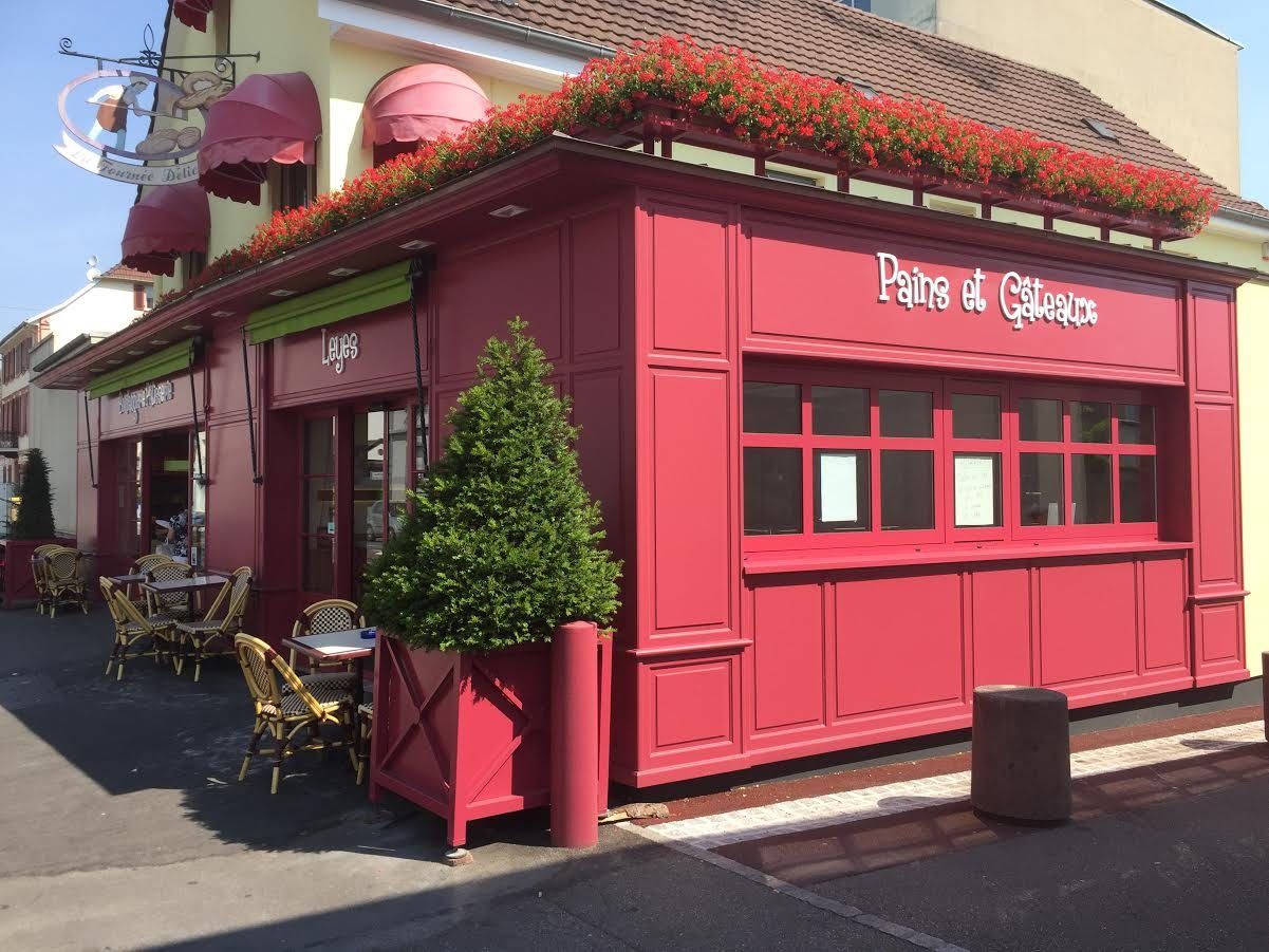 La devanture rouge de la boulangerie Leyes